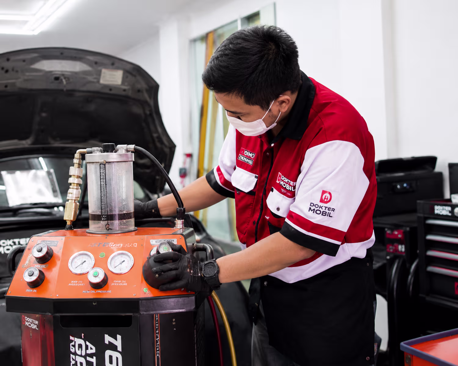 Proses pergantian coolant di Dokter Mobil