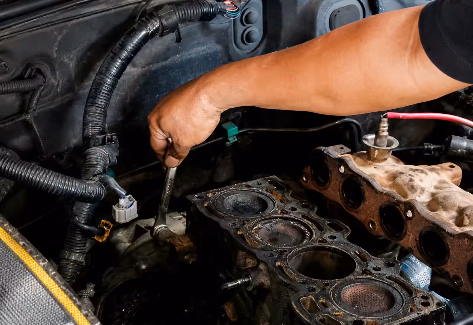 Contoh penumpukan kerak karbon pada area mesin mobil