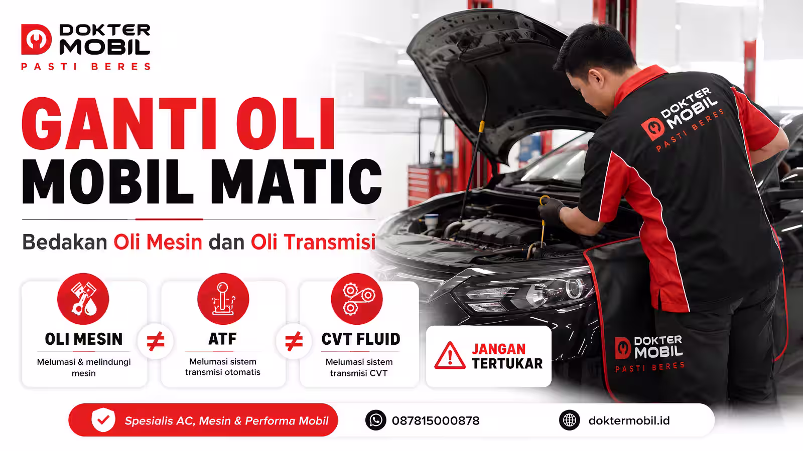 Teknisi membandingkan oli mesin dan fluida transmisi saat servis mobil matic.