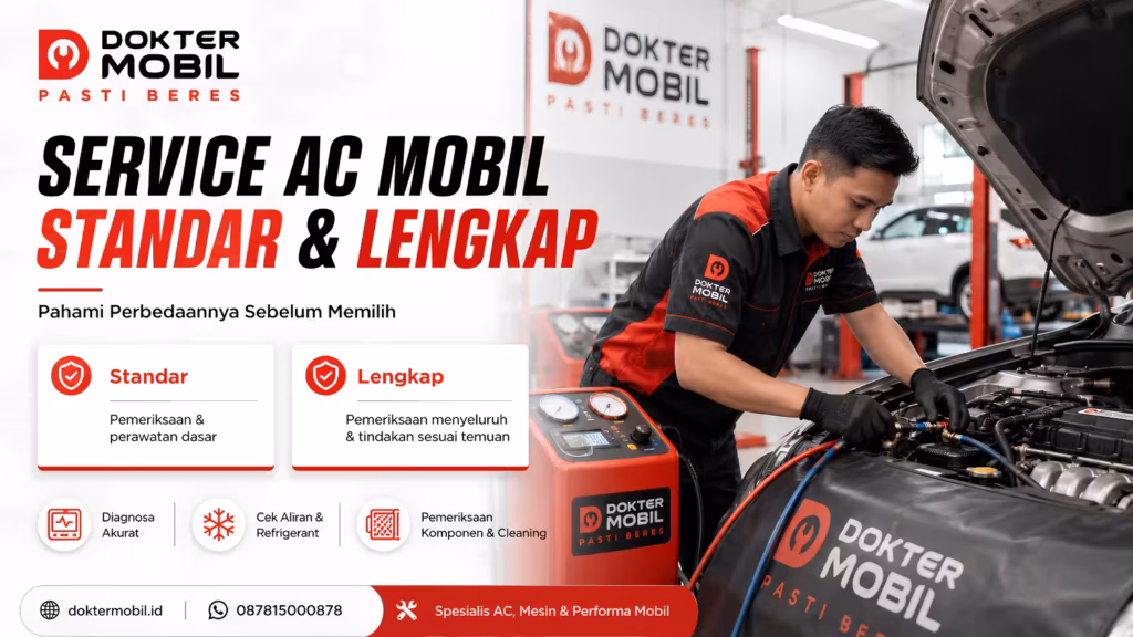 Teknisi membandingkan ruang lingkup service AC mobil standar dan lengkap melalui pemeriksaan sistem AC.
