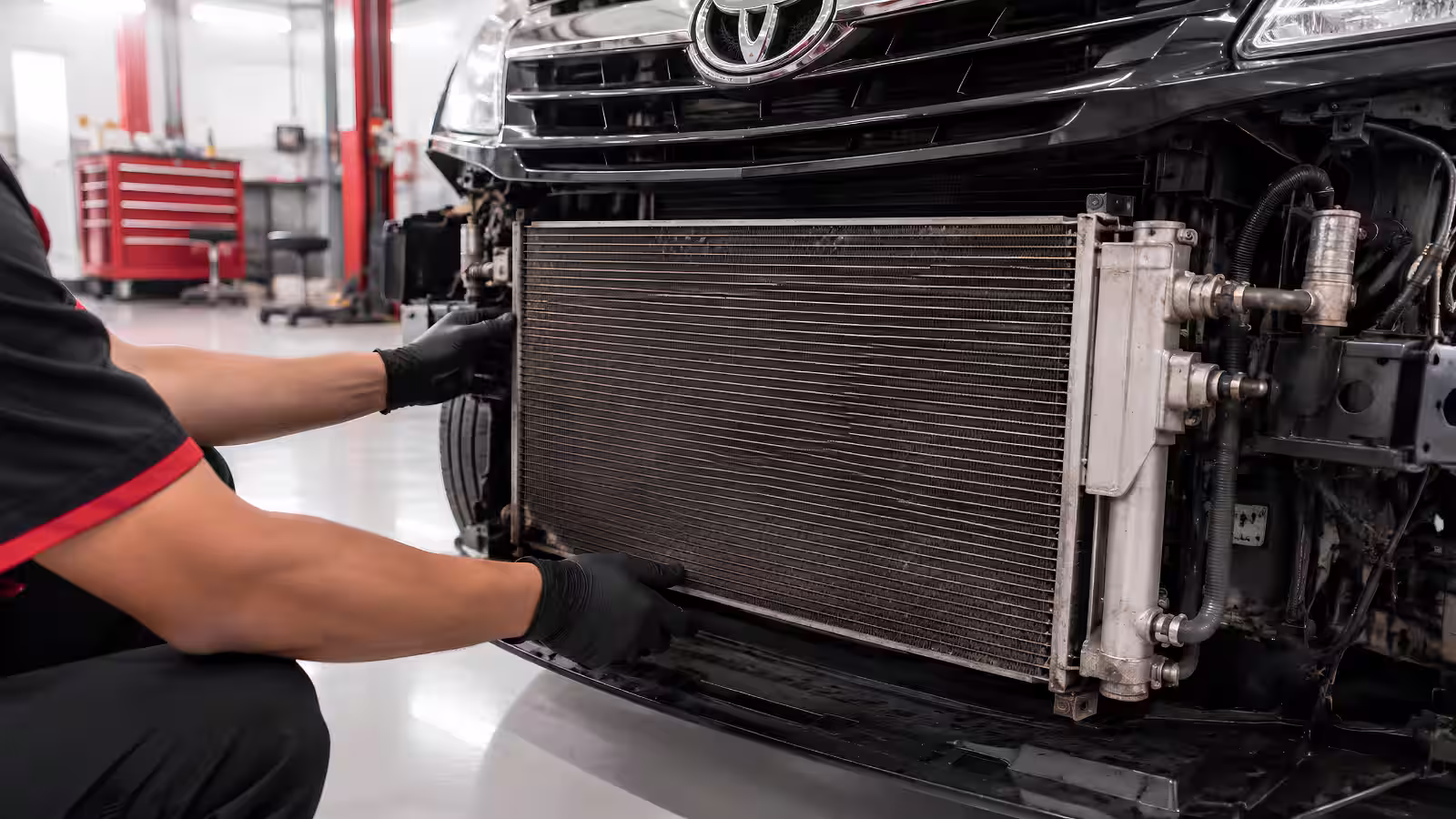 Kondensor AC Toyota Avanza dengan permukaan yang dipenuhi debu halus