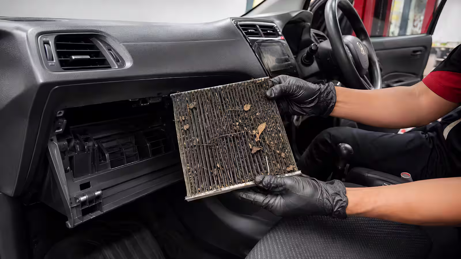 Filter kabin Honda Brio yang kotor saat pemeriksaan sistem AC