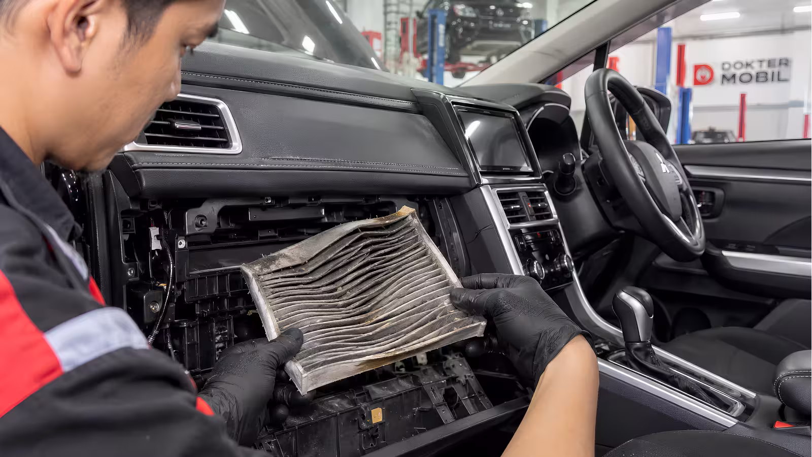 Filter kabin Mitsubishi Xpander yang melengkung dan menghambat aliran udara AC